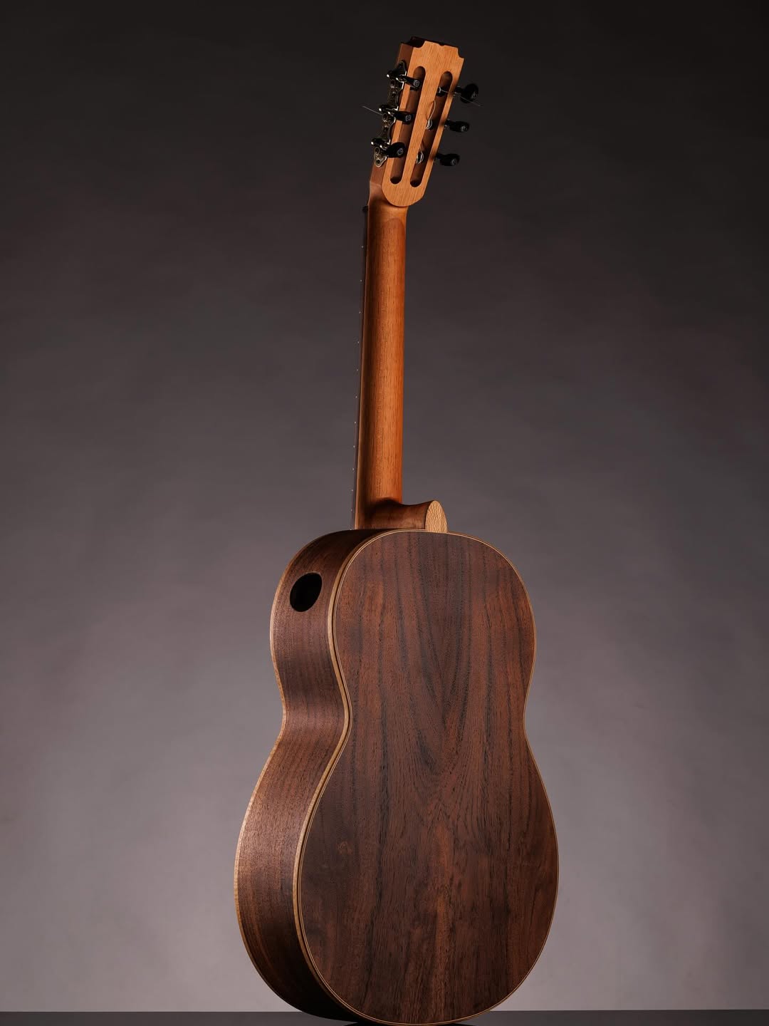Guitarra de Concierto Arranz - Vista Posterior 3/4 con Boca Lateral