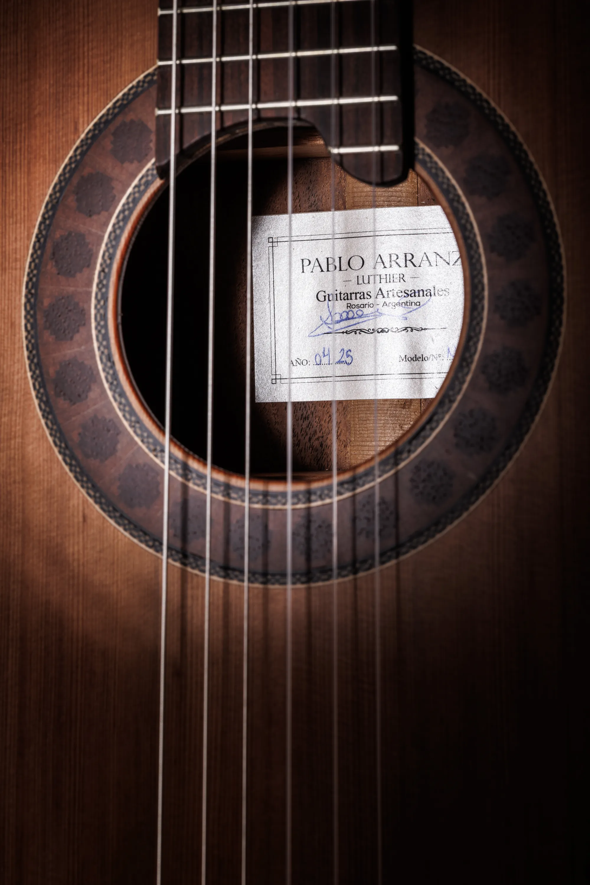 Firma y etiqueta de Pablo Arranz en la boca de la guitarra